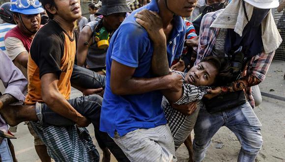 Un manifestante herido es trasladado para recibir atención médica durante una protesta contra el golpe militar en el municipio de Hlaingthaya, en las afueras de Yangon, Myanmar, el 14 de marzo de 2021. (EFE / EPA / STRINGER).