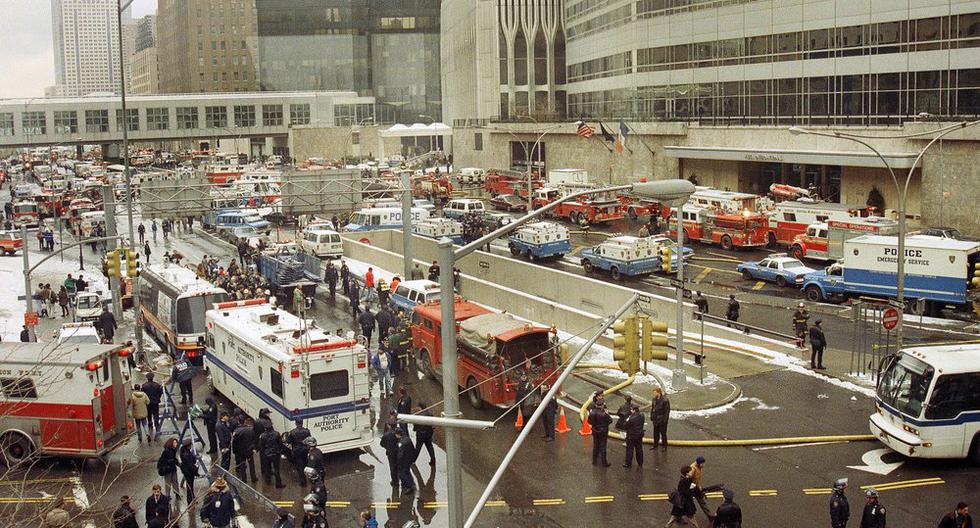 En esta foto de archivo del 26 de febrero de 1993, vehículos y personal de emergencia llenan la calle West de Nueva York luego de una explosión que sacudió el World Trade Center. Fue un ataque terrorista. (Foto AP/Betsy Herzog, archivo).
