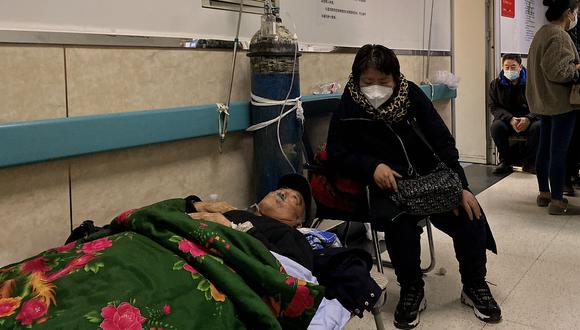 Un paciente con covid-19 yace en una cama en un pasillo del Hospital Tangshan Gongren en la ciudad nororiental china de Tangshan el 30 de diciembre de 2022. (Foto de Noel Celis / AFP).