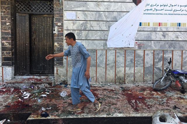 Casi 60 civiles, chiitas en su mayoría, murieron y 120 resultaron heridos este domingo en Kabul en un atentado suicida reivindicado por el grupo yihadista Estado Islámico (EI) contra un centro de registro electoral, confirmando los peores temores de violencia por las elecciones legislativas de octubre. (AP).
