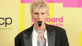 Machine Gun Kelly se pinta la lengua de negro para los Billboard Music Awards 2021