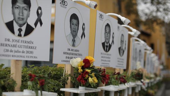 En la sede del Colegio Médico del Perú, en Miraflores, se ha colocado la fotografía de cada uno de los profesionales que han fallecido en la lucha contra el coronavirus. (Foto: Anthony Niño de Guzmán / GEC)