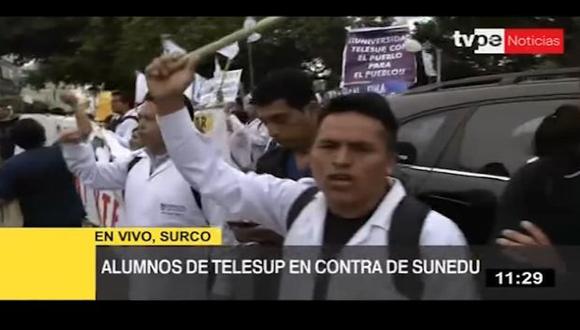 Un grupo de estudiantes y docentes de Telesup protestan frente a sede de la Sunedu en Surco. (Captura: TV Perú Noticias)