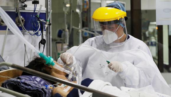 Personal médico trabaja hoy en una unidad de cuidados intensivos en el Hospital El Tunal, en Bogotá (Colombia). (Foto: EFE/ Carlos Ortega).