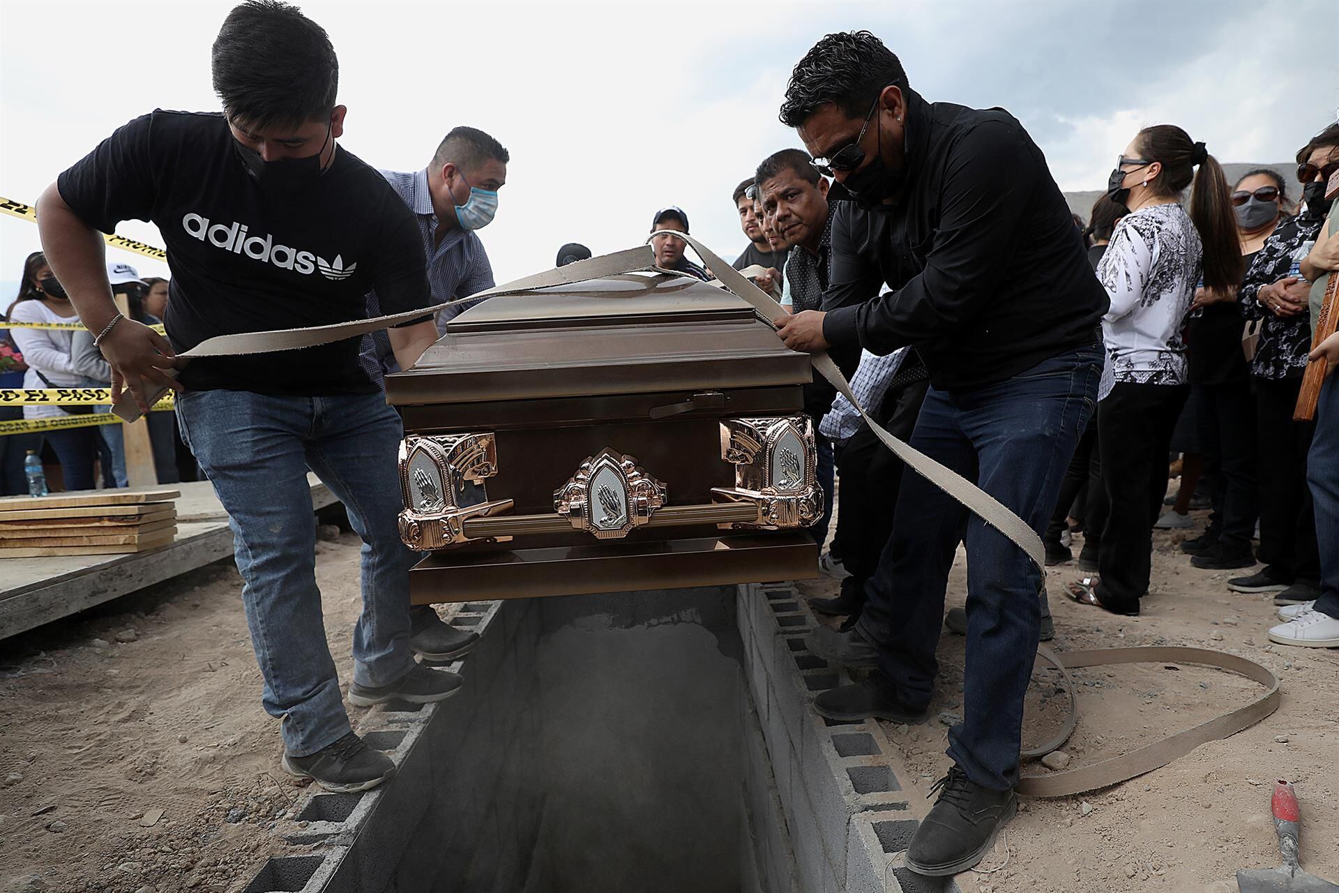 Family and friends attend the funeral of Debanhi Escobar at the La Laguna pantheon, in the municipality of Galeana, state of Nuevo León, Mexico.  (EFE / Antonio Ojeda).