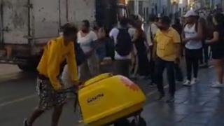 Centro de Lima: transeúntes evitan que serenos arrebaten carrito de helados a vendedor ambulante 