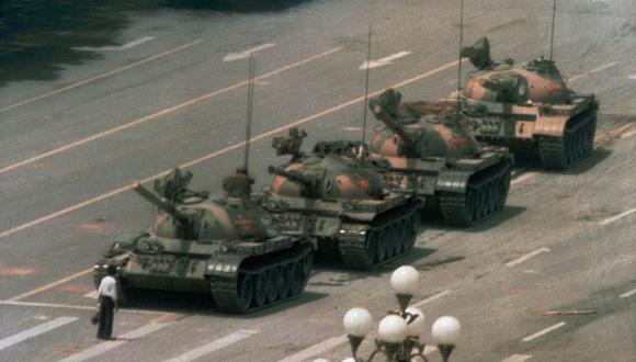 Esta es la imagen más icónica de lo que significó Tiananmen. Un hombre se para solo ante los tanques chinos que buscaban acallar las protestas pacíficas de los estudiantes en 1989. (Foto: AP).