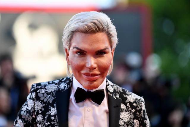 Facebook: Rodrigo Alves, el "Ken humano" es captado, al natural, en Festival de Venecia