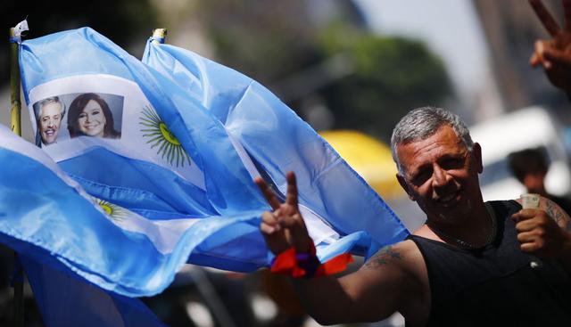 Un partidario del presidente electo Alberto Fernández hace la señal de victoria en Buenos Aires. (Foto: Reuters)