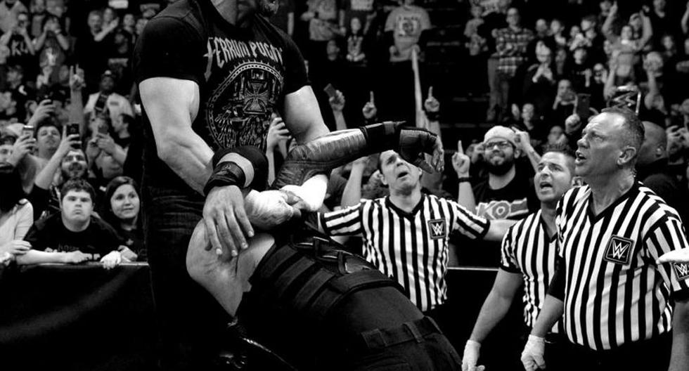 Triple H destrozó a Roman Reigns al final del Monday Night Raw de WWE. (Foto: Internet)