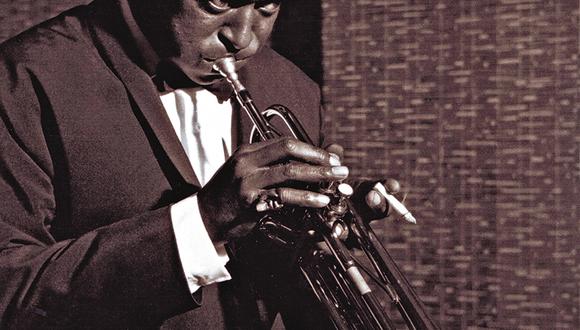 UNITED KINGDOM - JANUARY 01:  TOWN HALL  Photo of Miles DAVIS, Miles Davis performing on stage  (Photo by Bill Wagg/Redferns)