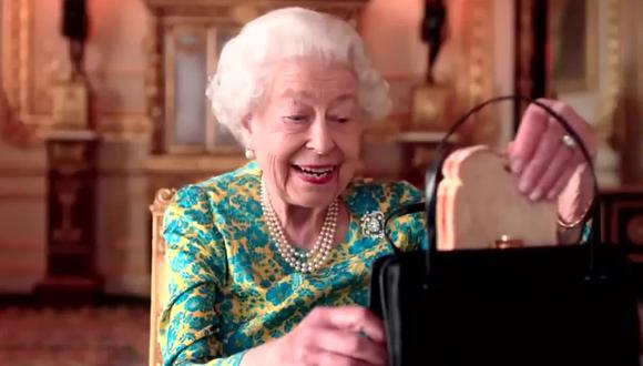La reina Isabel II sorprendió al sacar un sándwich de su bolso.