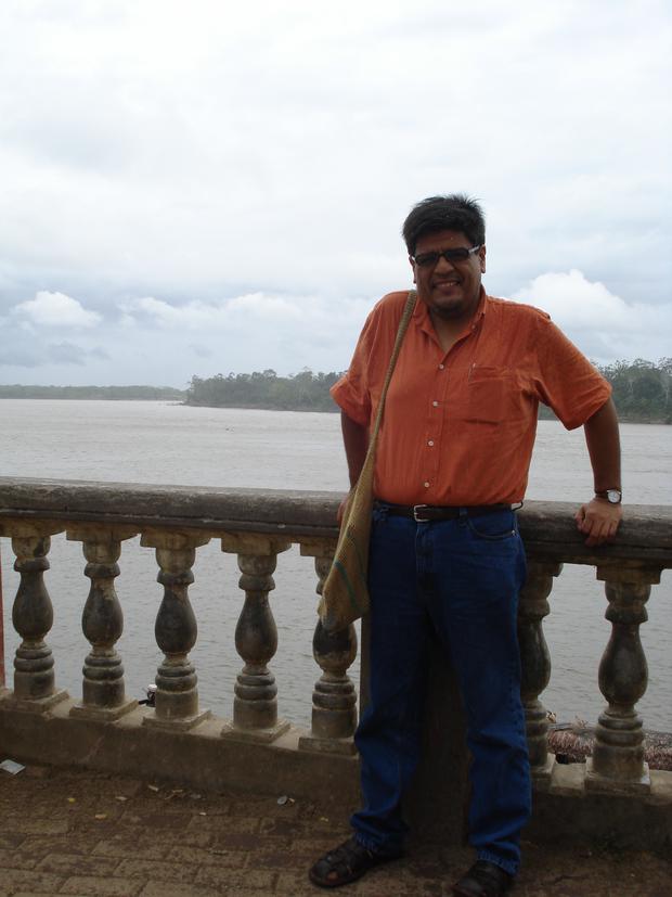 For several years, Manuel Cornejo Chaparro has been dedicated to the investigation of oral culture and Amazonian history.  This knowledge is poured into this novel.  The author on the boardwalk, in Iquitos.  Photo: Personal archive.
