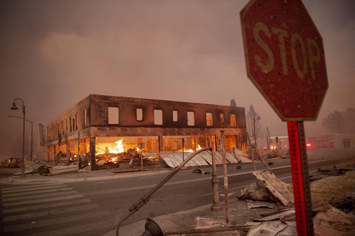 Los edificios quedaron en ruinas cuando el incendio de Dixie arrasó el centro de Greenville, California, el 4 de agosto de 2021. (Foto de JOSH EDELSON / AFP).