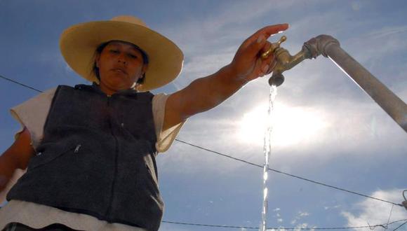 El acceso a agua potable segura por más de seis horas en el hogar de la mayoría de peruanos es una de las grandes tareas pendientes del país.