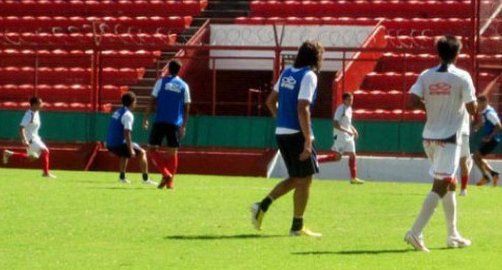 Jos&eacute; Carlos Fern&aacute;ndez est&aacute; ya entrenando. En la imagen al medio de camiseta azul. (Foto: argentinosjuniors.com.ar)