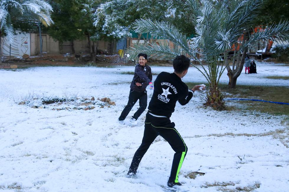 Bagdad, la capital de Irak, se despertó este martes bajo la nieve, un fenómeno rarísimo en este país de Medio Oriente más acostumbrado a los calores extremos. (AFP)