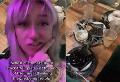 Camarera muestra terrible error de los clientes en un restaurante al intentar ayudar al personal