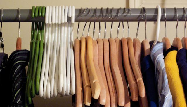 Etiqueta los ganchos de ropa para saber exactamente dónde está cada cosa. También puedes usar una técnica para hacer una limpieza general en el ropero: cuelga tu ropa con los gnachos en una misma dirección (Foto: Flickr)