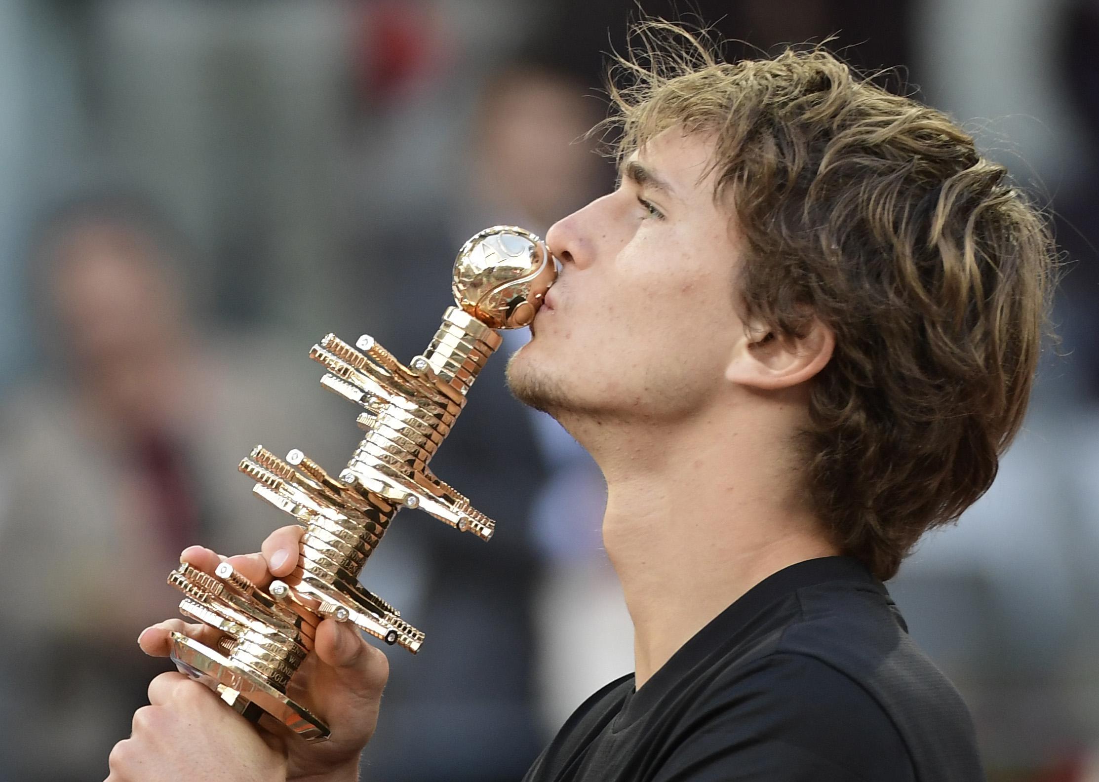Alexander Zverev superó a Thiem en la final de Masters 1000 de Madrid y se consagró con el título. El alemán no perdió ningún set en el torneo (Foto: AFP)