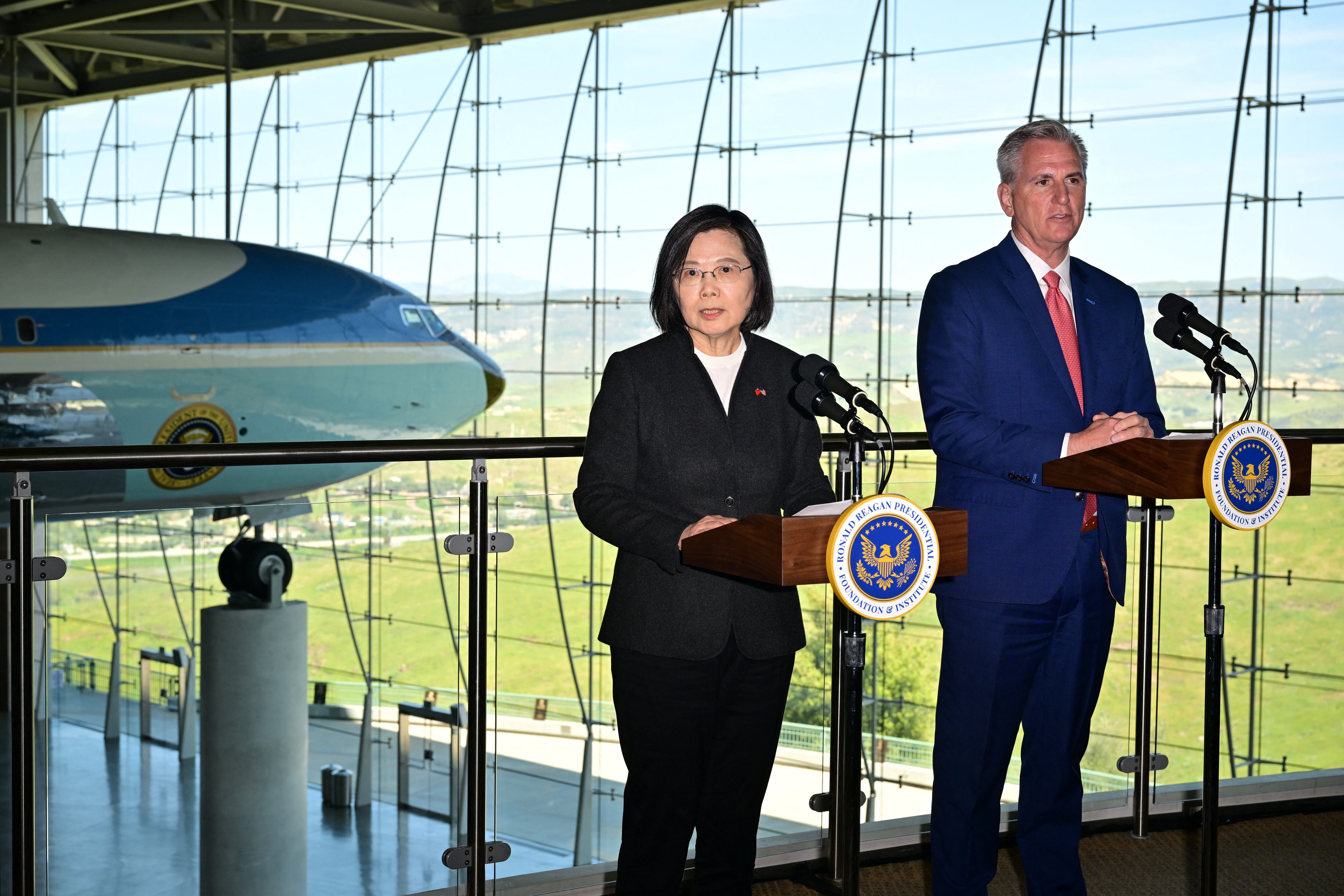 US House Speaker Kevin McCarthy (right) and Taiwan President Tsai Ing-wen speak to the press after a meeting in Simi Valley, California on April 5, 2023 (Photo by Frederic J. Brown / AFP).