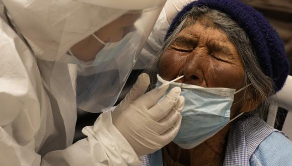 Imagen de una prueba para descartar el coronavirus en un centro médico de Bolivia. (Foto: AP)