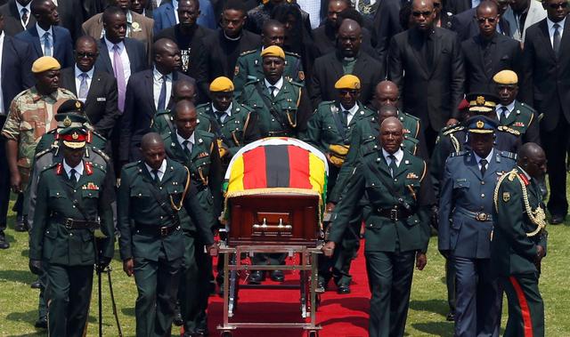 Una docena de jefes de Estado africanos, acompañados de altos cargos y representantes de otras partes del mundo, así como centenares de zimbabuenses, dieron hoy en Harare el último adiós oficial al expresidente de Zimbabue Robert Mugabe. (Reuters).