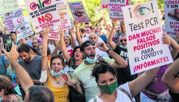 El pasado domingo se organizaron en Madrid concentraciones masivas en contra de las restricciones del Gobierno. En el grupo también había negacionistas del virus. (Foto: AP)
