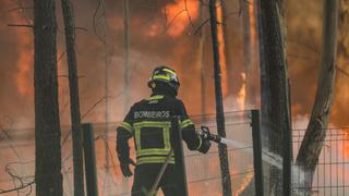 Más de 3.000 bomberos combaten incendio forestal en Portugal