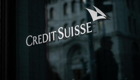 Un letrero del banco Credit Suisse en el edificio de la sucursal en Ginebra, el 15 de marzo de 2023. (Foto de Fabrice COFFRINI / AFP)