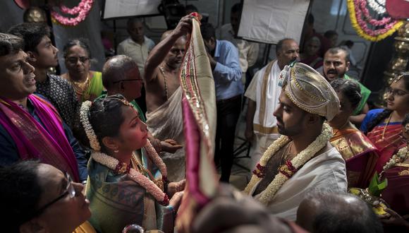 El ‘antarpaat’ es un momento crucial en una boda hindú. Los novios no se han visto durante toda la ceremonia y, cuando la tela caiga, comenzarán una vida juntos. (Foto: Anthony Niño de Guzmán)