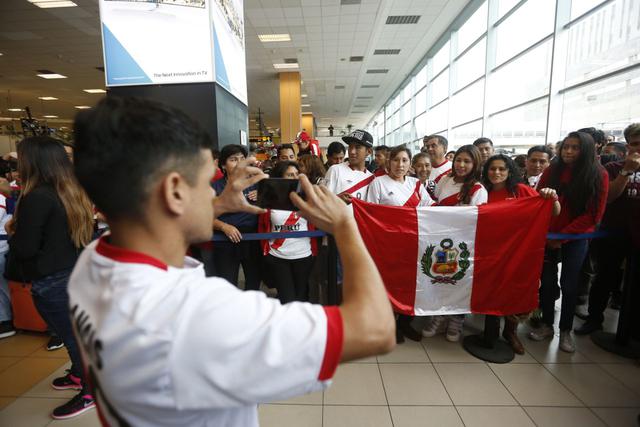 Cientos de hinchas recibieron a Paolo Guerrero en aeropuerto (Hugo Pérez/ El Comercio)