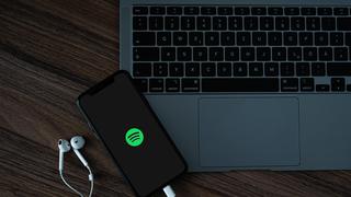 Spotify: voces generadas por IA podrían leer la publicidad en la app de streaming musical