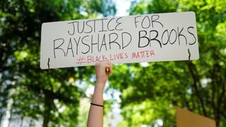 Jefa de la policía de Atlanta renuncia luego de que un afroamericano muriera durante su arresto