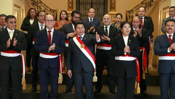 El gabinete Betssy Chávez posa tras su juramentación. En la fila posterior se ubican Cinthya Lindo (Midis) y Silvana Robles (Cultura). Foto: Presidencia.
