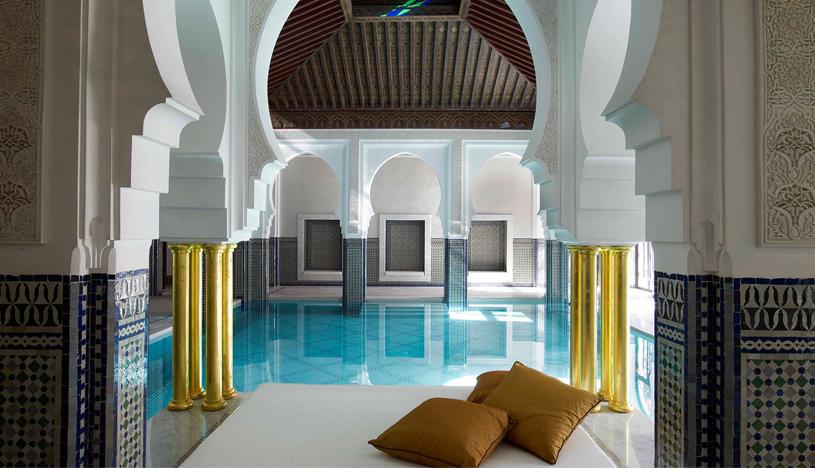 La Mamounia, Marrakech, Marruecos. Destaca por sus palmeras, jardines paisajísticos y habitaciones con azulejos. Los espacios del lobby y los bares están envueltos en sedas y terciopelos oscuros. (Foto: Difusión)