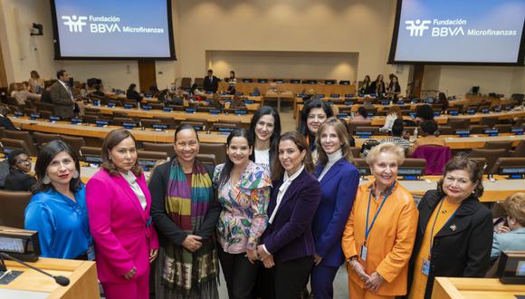 Las panelistas de la conferencia Financiamiento e innovación para acabar con la pobreza de la Fundación BBVA posan para una foto colectiva  el jueves 14 de marzo en la sede de las Naciones Unidas en Nueva York (EEUU). Foto: Ángel Colmenares/EFE