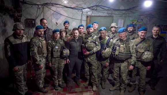 Presidente ucraniano Volodymyr Zelensky (CL) posando para la foto con los militares que condecoró durante su visita a las posiciones avanzadas de las Fuerzas Armadas de Ucrania en Vugledar.