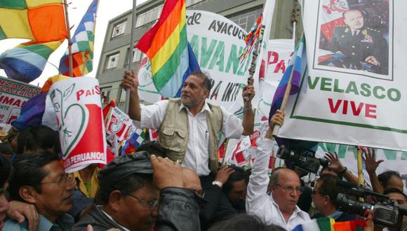 Ulises Humala en una movilización junto con sus seguidores cuando era candidato presidencial de Avanza País en el 2006. (Archivo El Comercio)