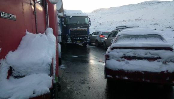 Imagen de la carretera Central bloqueada por la caída de una intensa nevada. Foto: Andina