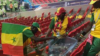 Facebook: Hinchada de Senegal recoge la basura tras partido [VIDEO]