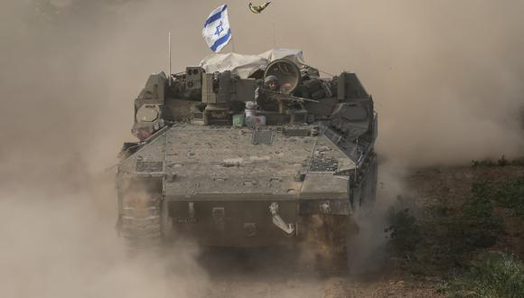 Un soldado del ejército israelí sentado en un vehículo blindado de transporte de personal mientras sale de Gaza. (Foto de Menahem KAHANA / AFP / ARCHIVO)