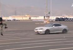 YouTube: comando realiza espectacular salto ante auto en movimiento | VIDEO