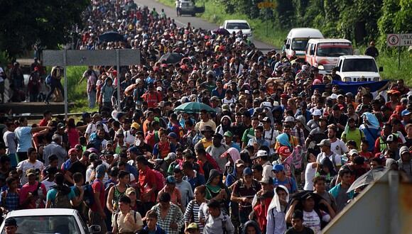 Imagen de archivo muestra caravana de inmigrantes en Honduras en su camino hacia México. (Foto: AFP)