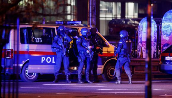 Agentes de policía montan guardia en una calle después de intercambios de disparos en Viena, Austria. (Foto: REUTERS / Leonhard Foeger).
