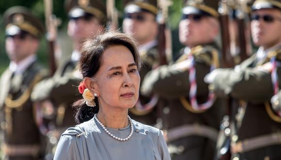 Aung San Suu Kyi inspecciona una guardia de honor durante una ceremonia de bienvenida en Praga, República Checa, 03 de junio del 2019. (Foto: EFE / EPA / MARTIN DIVISEK).
