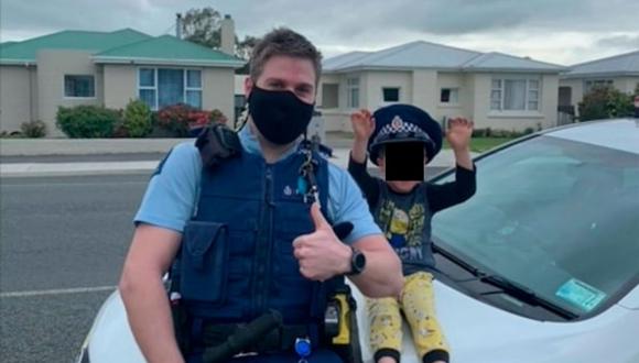 El agente Constable Kurt decidió atender la solicitud del niño. (Foto: Facebook New Zealand Police)
