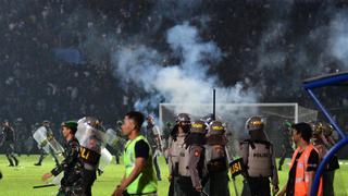 “Murieron en los brazos de los jugadores”: el relato de los testigos de la estampida que dejó 125 muertos en un estadio de Indonesia