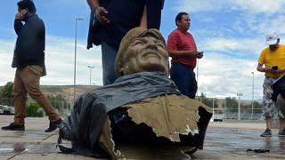 Ministro retira a combazos un busto de Evo Morales de un coliseo | FOTOS