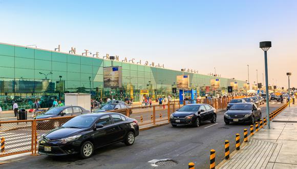 Estas medidas se toman por las quejas que han recibido en donde los usuarios han manifestado su malestar e incomodidad por la presencia de un “enorme número de choferes de taxis y jaladores que acechan a los turistas”. (Foto: Shutterstock)